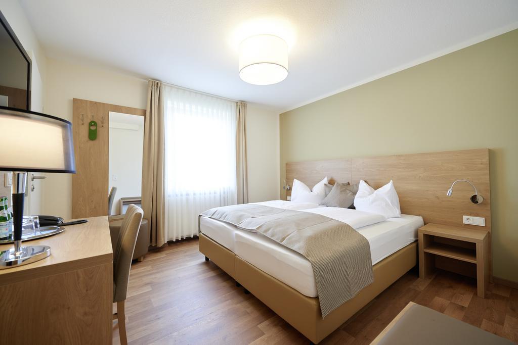 Hotel & Restaurant Rizzelli Superior Нойщат ан дер Айш Екстериор снимка