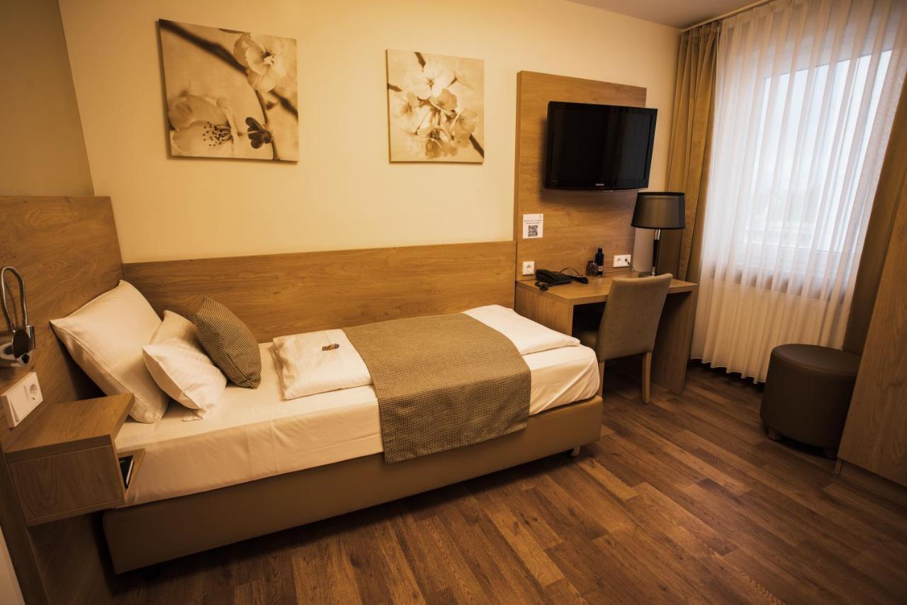 Hotel & Restaurant Rizzelli Superior Нойщат ан дер Айш Екстериор снимка
