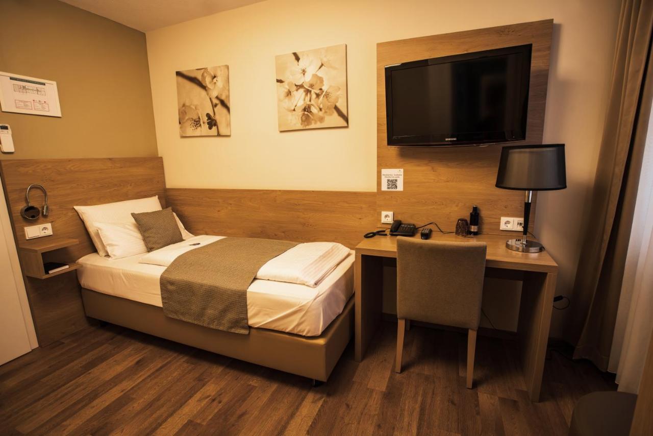 Hotel & Restaurant Rizzelli Superior Нойщат ан дер Айш Екстериор снимка